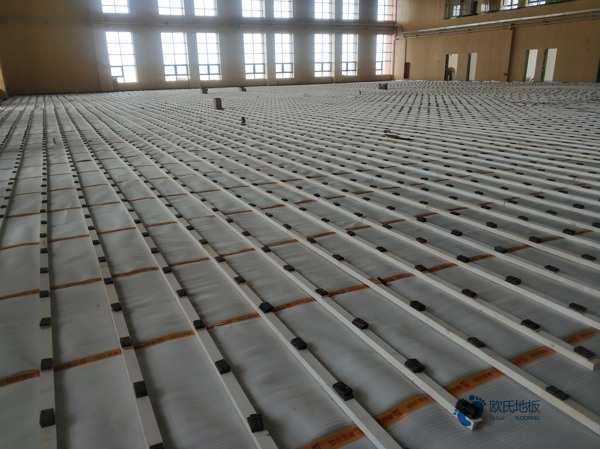 普通運(yùn)動(dòng)體育地板施工團(tuán)隊(duì)