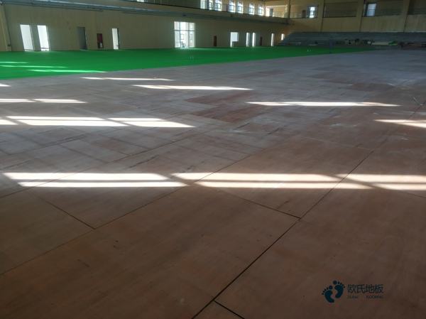 普通運(yùn)動(dòng)體育地板施工團(tuán)隊(duì)