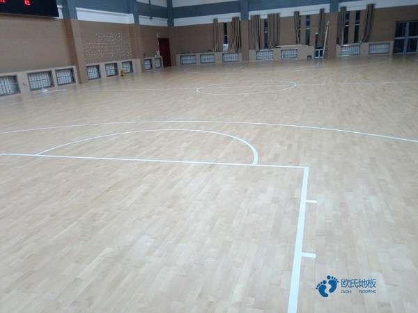 大學(xué)運(yùn)動館木地板施工團(tuán)隊(duì)2