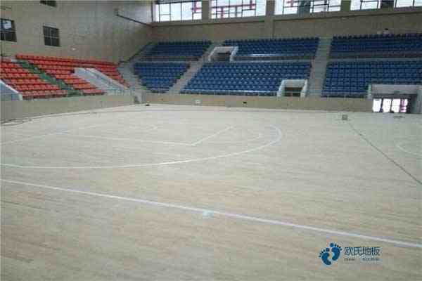 大學(xué)運(yùn)動館木地板施工團(tuán)隊(duì)1