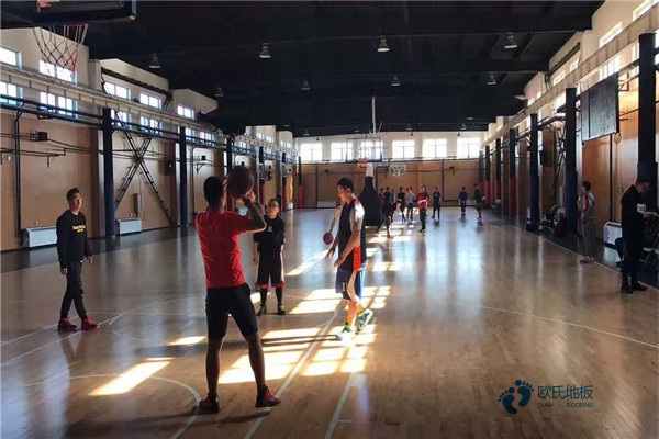 雙層龍骨運動場地地板清潔保養2