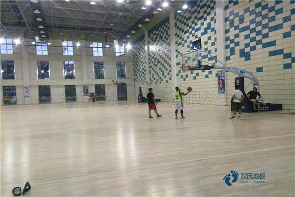 學校籃球館地板施工團隊3