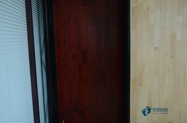 雙龍骨運(yùn)動(dòng)實(shí)木地板1