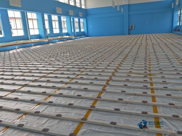 大學(xué)運(yùn)動(dòng)籃球木地板造價(jià)